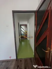 Vând apartament cu 3 camere decomandate in centrul oraș...