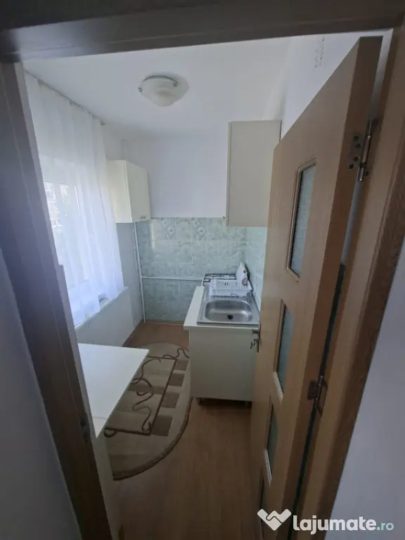 Garsonieră, mobilată si utilată, Rovine