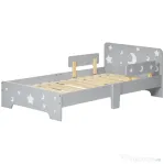 ZONEKIZ Pat pentru copii 3-6 ani cu stele si luna din MDF si PAL, 143x76x49 cm, culoare gri si lemn