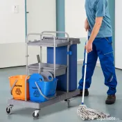 HOMCOM Căruț de curățenie cu 3 rafturi, sac pentru gunoi și storcător, 111x63.3x103 cm, gri-albastru și portocaliu 