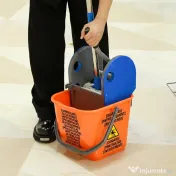 HOMCOM Căruț de curățenie cu 3 rafturi, sac pentru gunoi și storcător, 111x63.3x103 cm, gri-albastru și portocaliu 