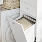 HOMCOM Dulap Baie Înalt și Îngust cu Coș pentru Rufe Înclinabil, Culoare Alb. | Aosom Romania