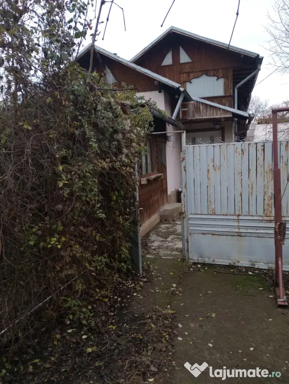Vând casă la curte // Suprafață totală de 950 mp