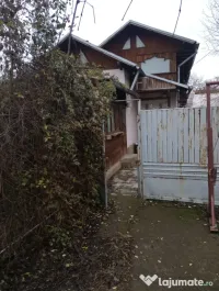 Vând casă la curte // Suprafață totală de 950 mp