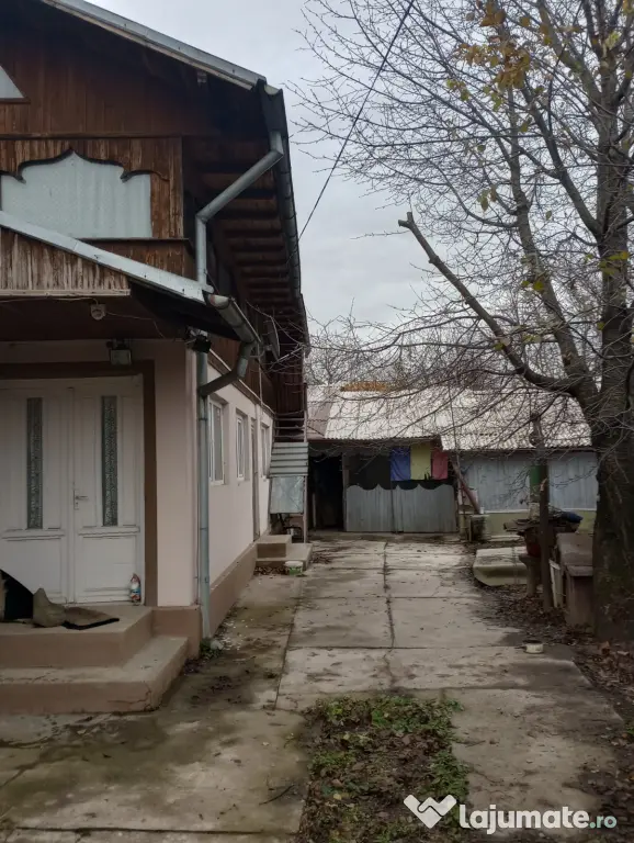 Vând casă la curte // Suprafață totală de 950 mp
