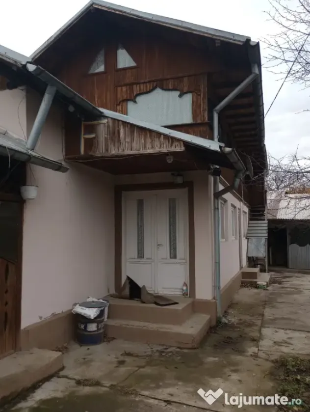 Vând casă la curte // Suprafață totală de 950 mp