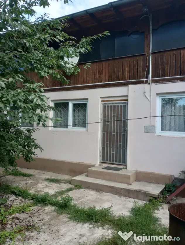 Vând casă la curte // Suprafață totală de 950 mp