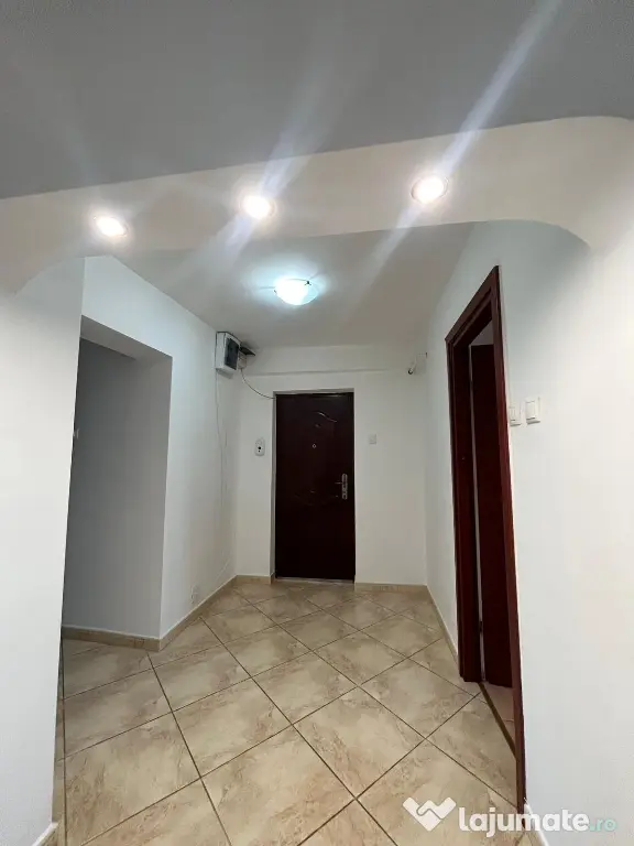 Închiriez ap 3 camere spital centralà proprie