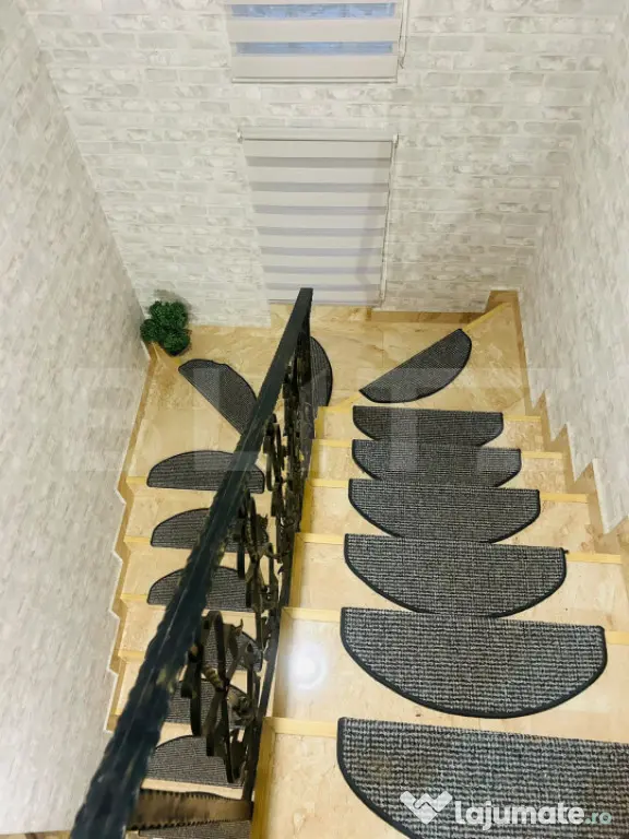 Casă de vânzare, teren de 1.000 mp, zona Titu