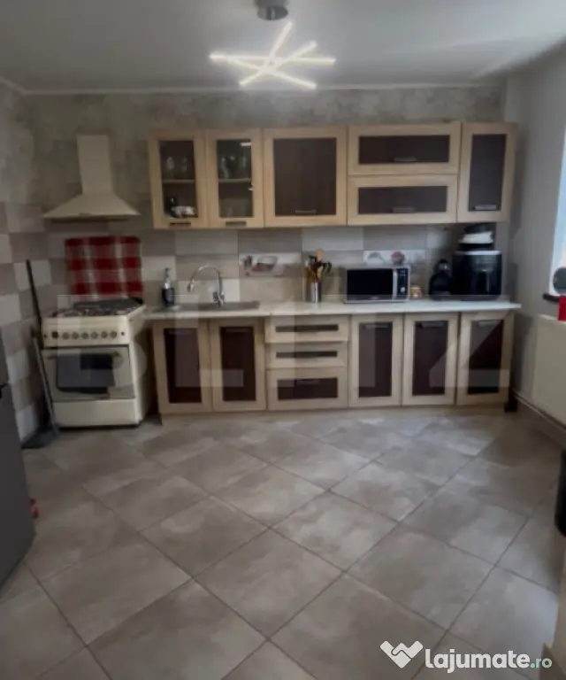 Casă de vânzare, teren de 1.000 mp, zona Titu