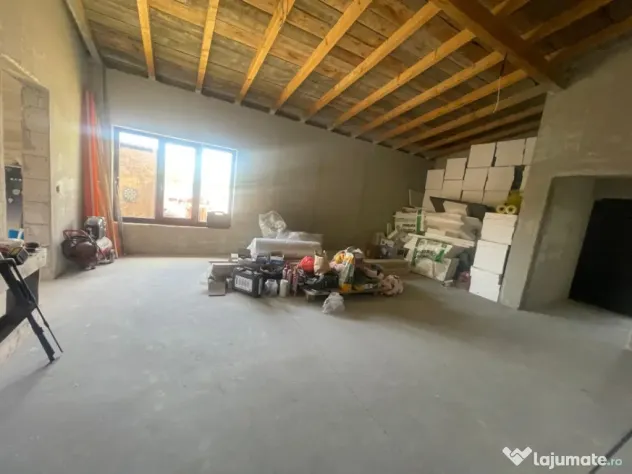 Casa 130 mp utili, teren 800 mp, hala 40 mp si vulcanizare |