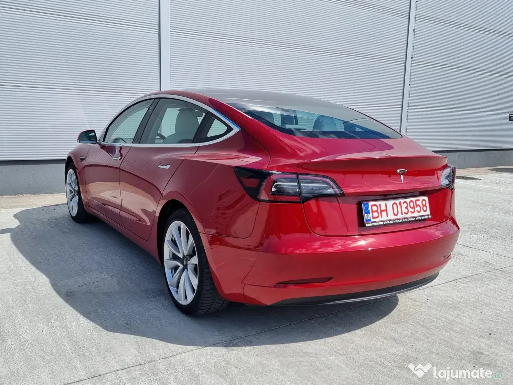 Tesla model 3 foarte frumoasa
