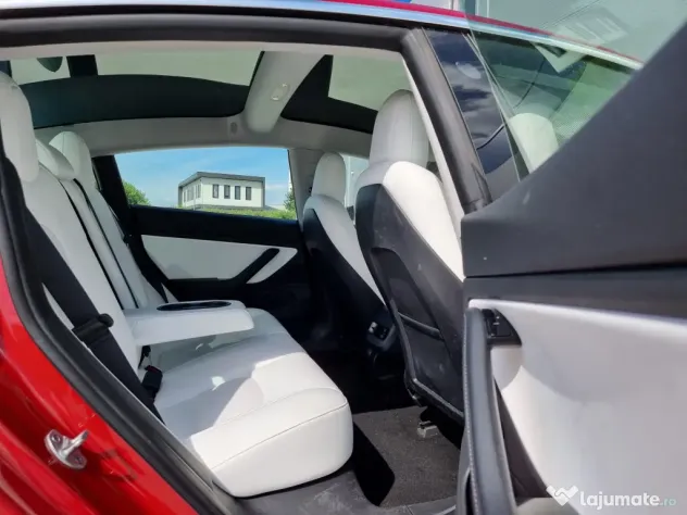 Tesla model 3 foarte frumoasa