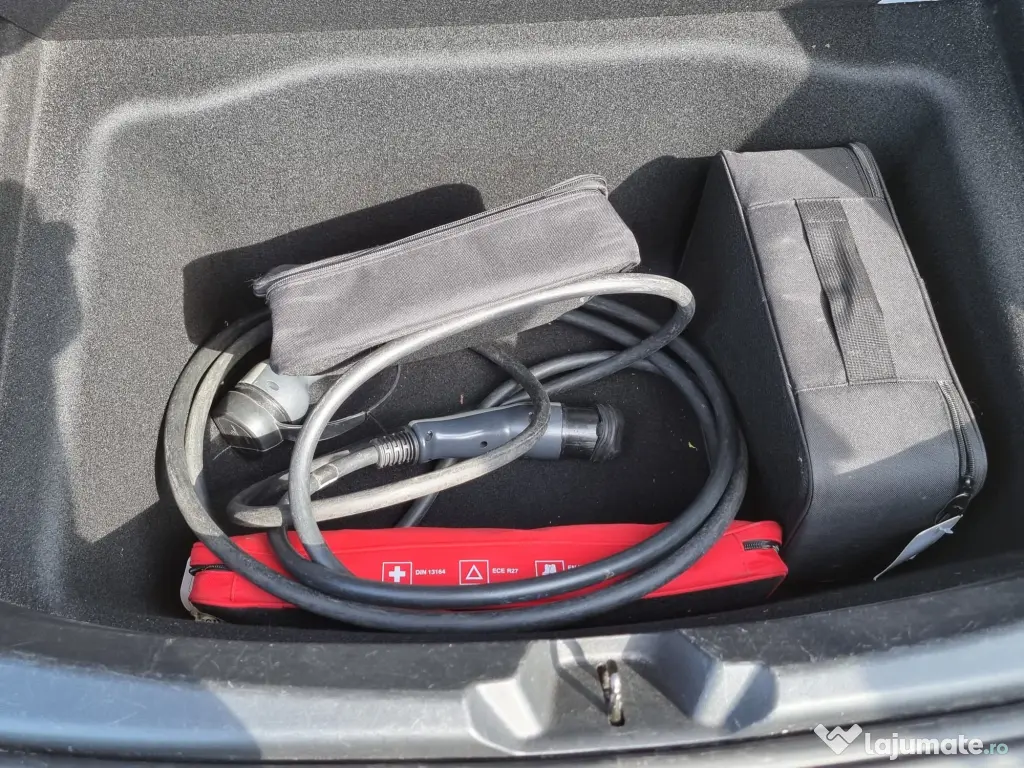 Tesla model 3 foarte frumoasa