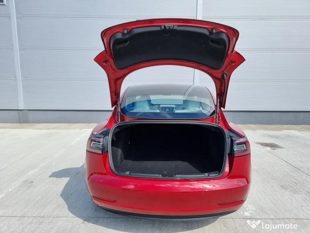 Tesla model 3 foarte frumoasa