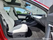 Tesla model 3 foarte frumoasa