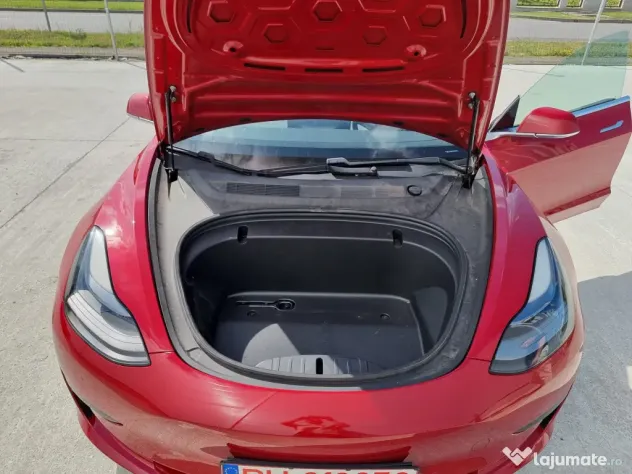 Tesla model 3 foarte frumoasa