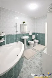 Casa in apreciabil potential,cu terase, curte,gradina echipa