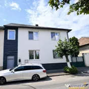Casa in apreciabil potential,cu terase, curte,gradina echipa