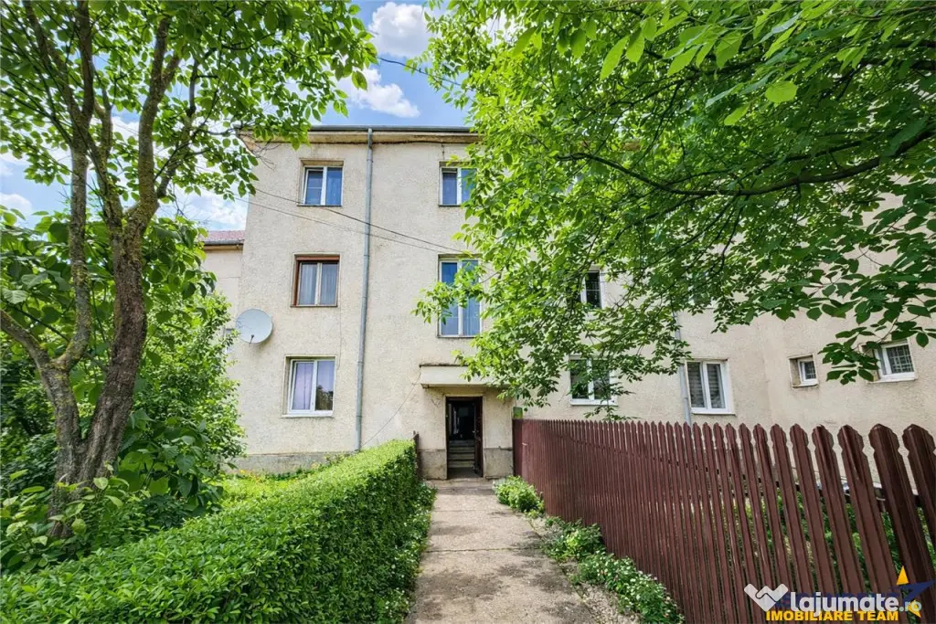 FILM! Apartament 2 camere,decomandat,cu garaj,1.400 mp teren