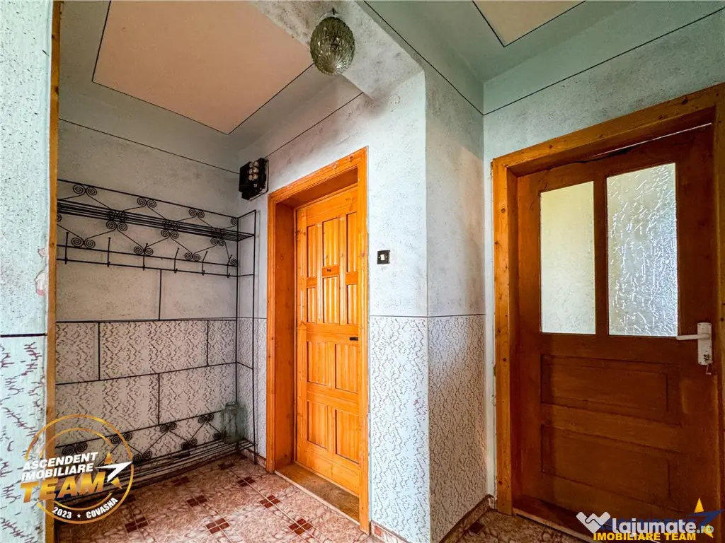 FILM! Apartament 2 camere,decomandat,cu garaj,1.400 mp teren