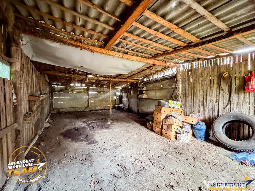 FILM! Apartament 2 camere,decomandat,cu garaj,1.400 mp teren