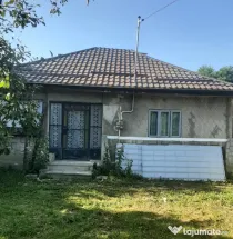 2 Case cu Teren mare langa Primarie