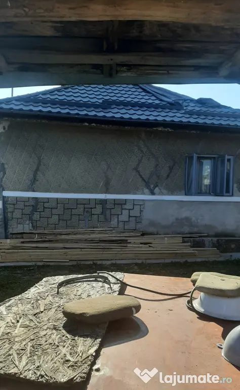 2 Case cu Teren mare langa Primarie