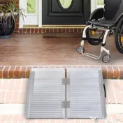 HOMCOM Rampă pliabilă pentru scaun cu rotile din aluminiu cu margini exterioare, 61x74x5 cm, argintiu