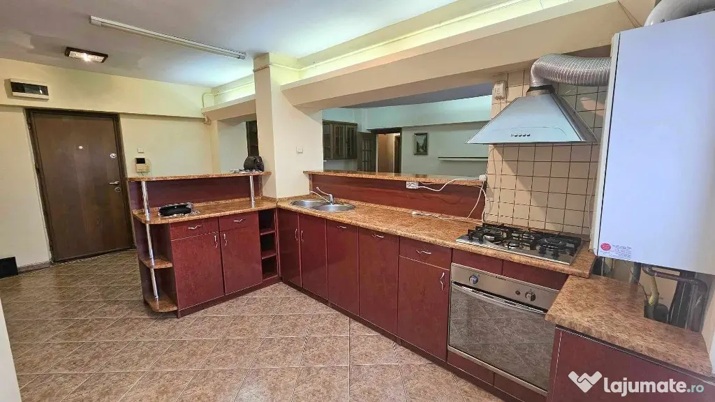 Apartament 3 camere , CENTRAL - ,INDEPENDENTEI - UMF