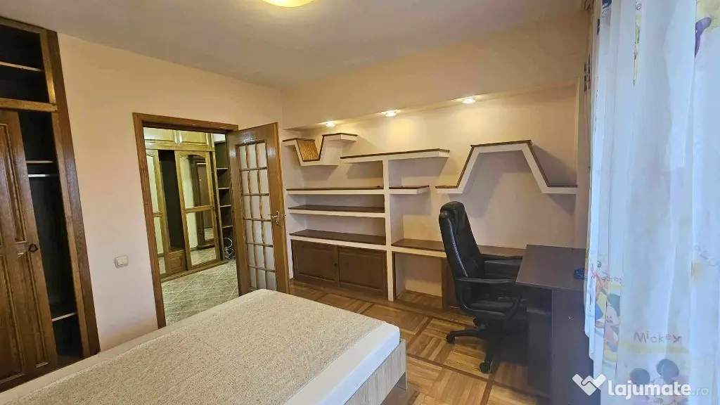Apartament 3 camere , CENTRAL - ,INDEPENDENTEI - UMF