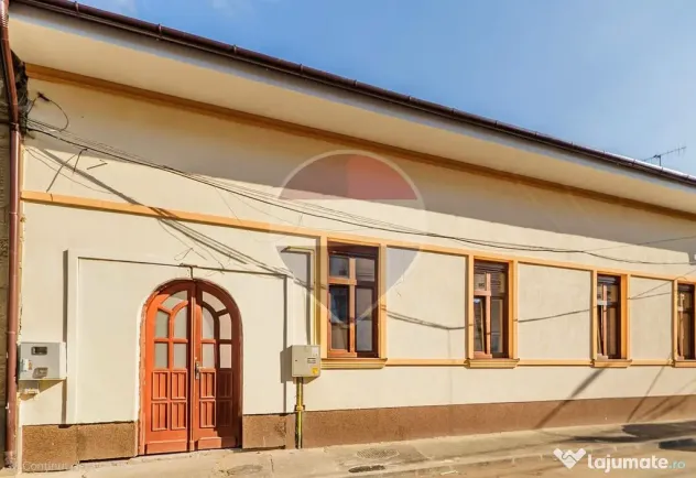 Casă /Sediu firmă. Centru zona Piața Catedralei. Teren...
