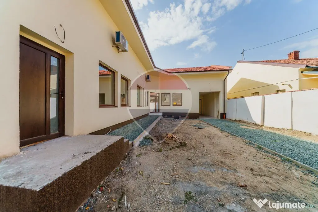 Casă /Sediu firmă. Centru zona Piața Catedralei. Teren...
