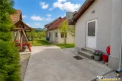 Doua case,un singur camin:spatiu generos si liniste, la marg