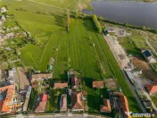 Doua case,un singur camin:spatiu generos si liniste, la marg