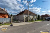 Doua case,un singur camin:spatiu generos si liniste, la marg