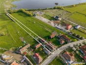 Doua case,un singur camin:spatiu generos si liniste, la marg
