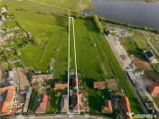 Doua case,un singur camin:spatiu generos si liniste, la marg