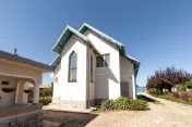 Casa visurilor cu 4000 mp livada roditoare si gradina Dar...