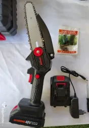 Mini Drujbă Electrică Portabilă cu doi acumulatori și două lanțuri.