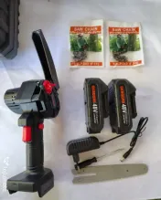 Mini Drujbă Electrică Portabilă cu doi acumulatori și două lanțuri.