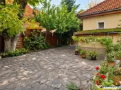 Proprietate cu stil distinct in Bartolomeu, dispusa pe doua