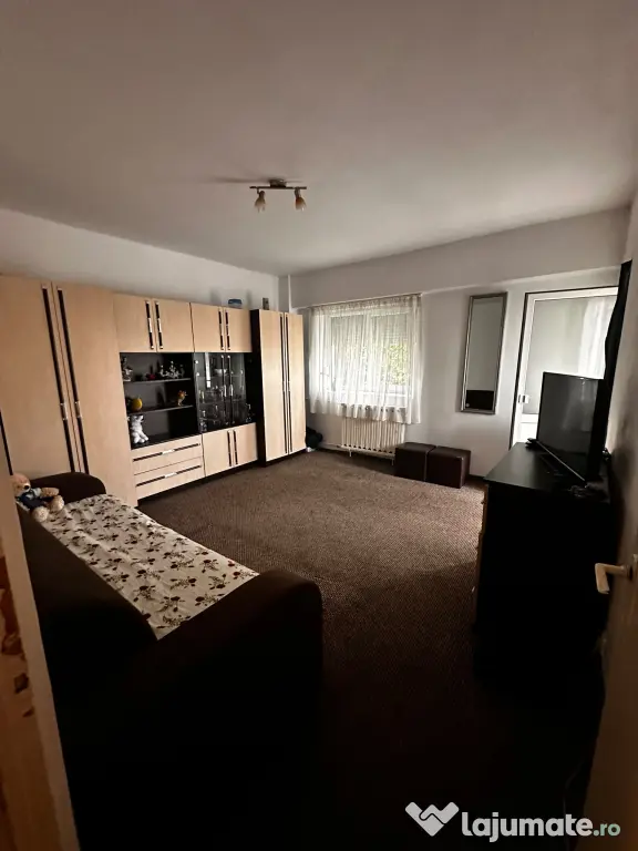 Dau în chirie ap 1 camera 39 de m2 cu balcon mare,str. Liliacului