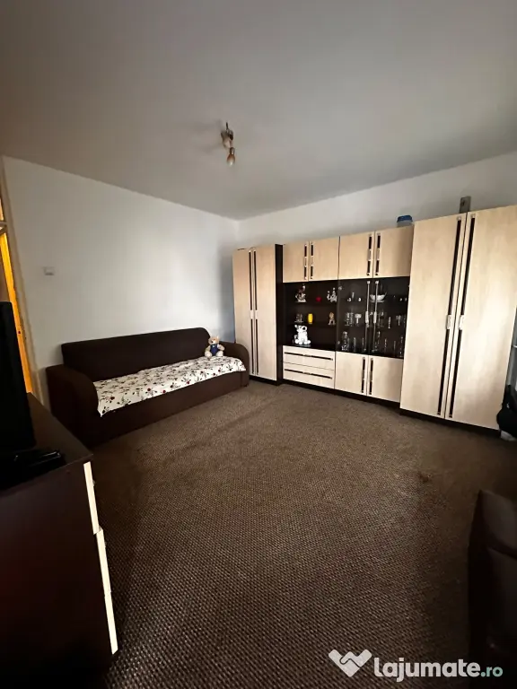 Dau în chirie ap 1 camera 39 de m2 cu balcon mare,str. Liliacului