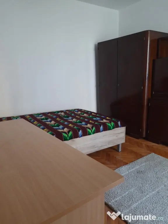 Inchiriez apartament 3 camere