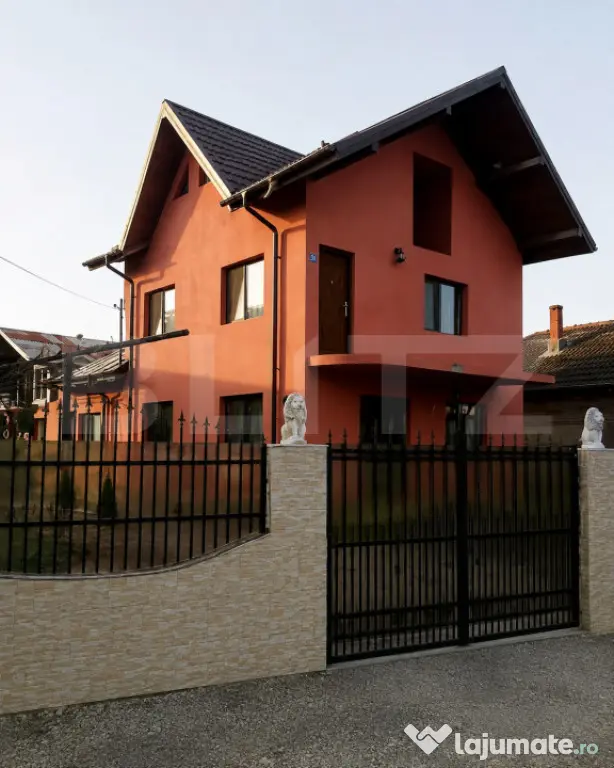 CASĂ SPAȚIOASĂ ÎN TEIȘ P+1, TOATE UTILITĂȚILE, 4 KM