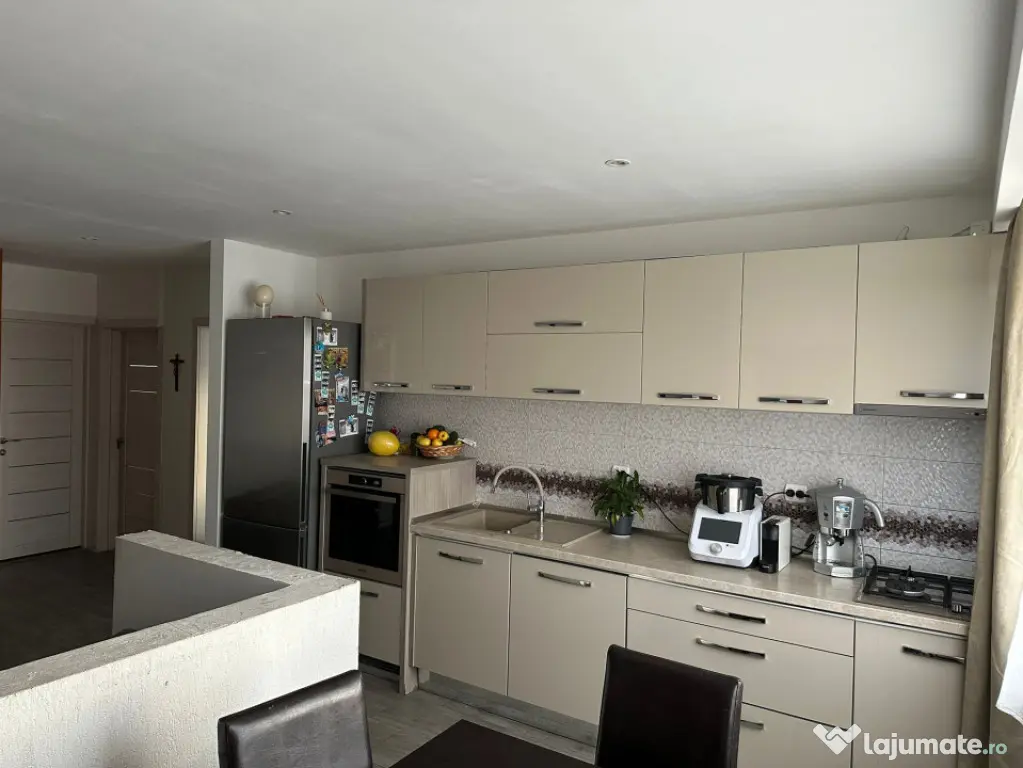 Apartament de vanzare semidecomandat ,3 camere 73,25 mp , zo