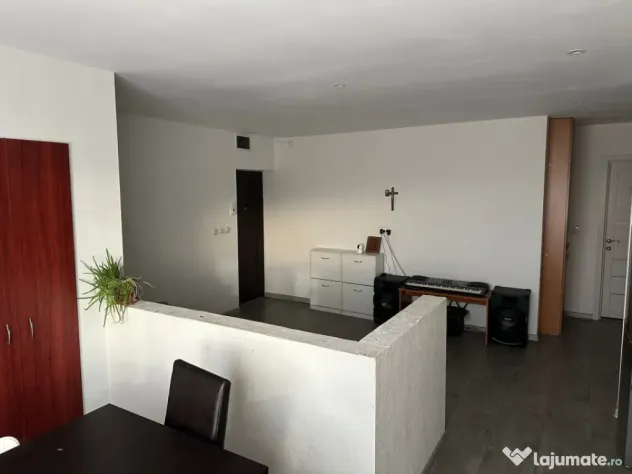 Apartament de vanzare semidecomandat ,3 camere 73,25 mp , zo