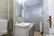 FILM:Apartament cu 4 camere,2 bai,2 balcoane,2 garaje,Targu 