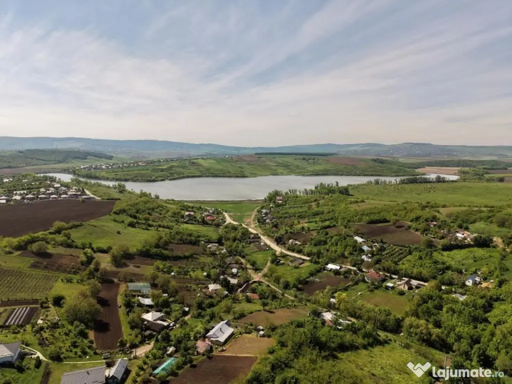 Teren compact intravilan 8000 mp vedere spre Lac, utilit?...